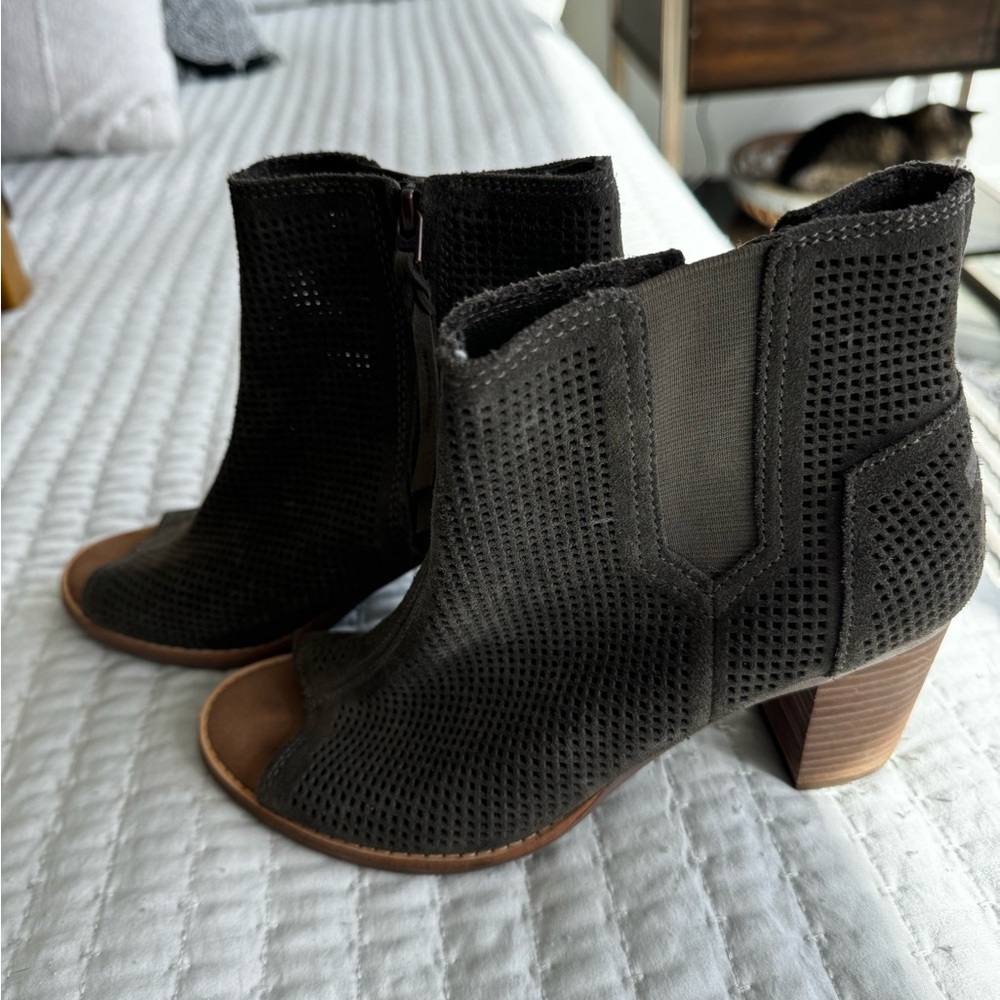 Tom’s open toe suede booties